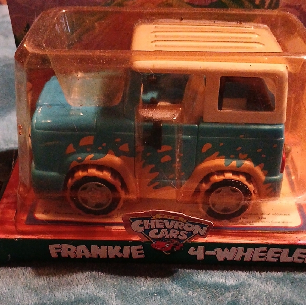Chevron Cars Frankie 4-Wheeler - Blue and White